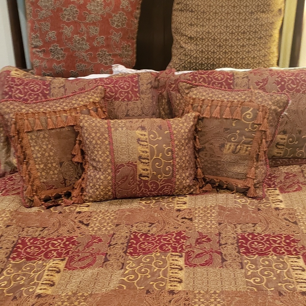 Croscill Home Queen Bedding Set